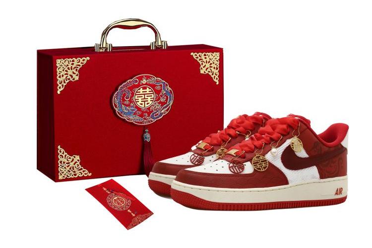 Кроссовки унисекс Nike Air Force 1 OKHR белые, красные, 44.5 EU