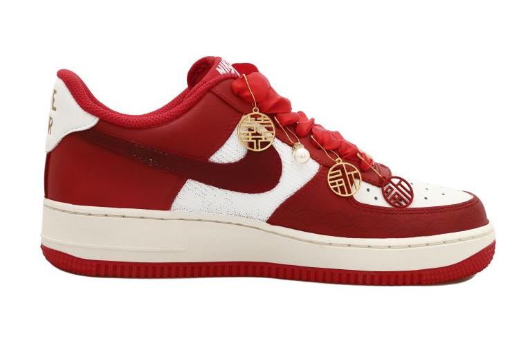 Кроссовки унисекс Nike Air Force 1 OKHR белые, красные, 44.5 EU