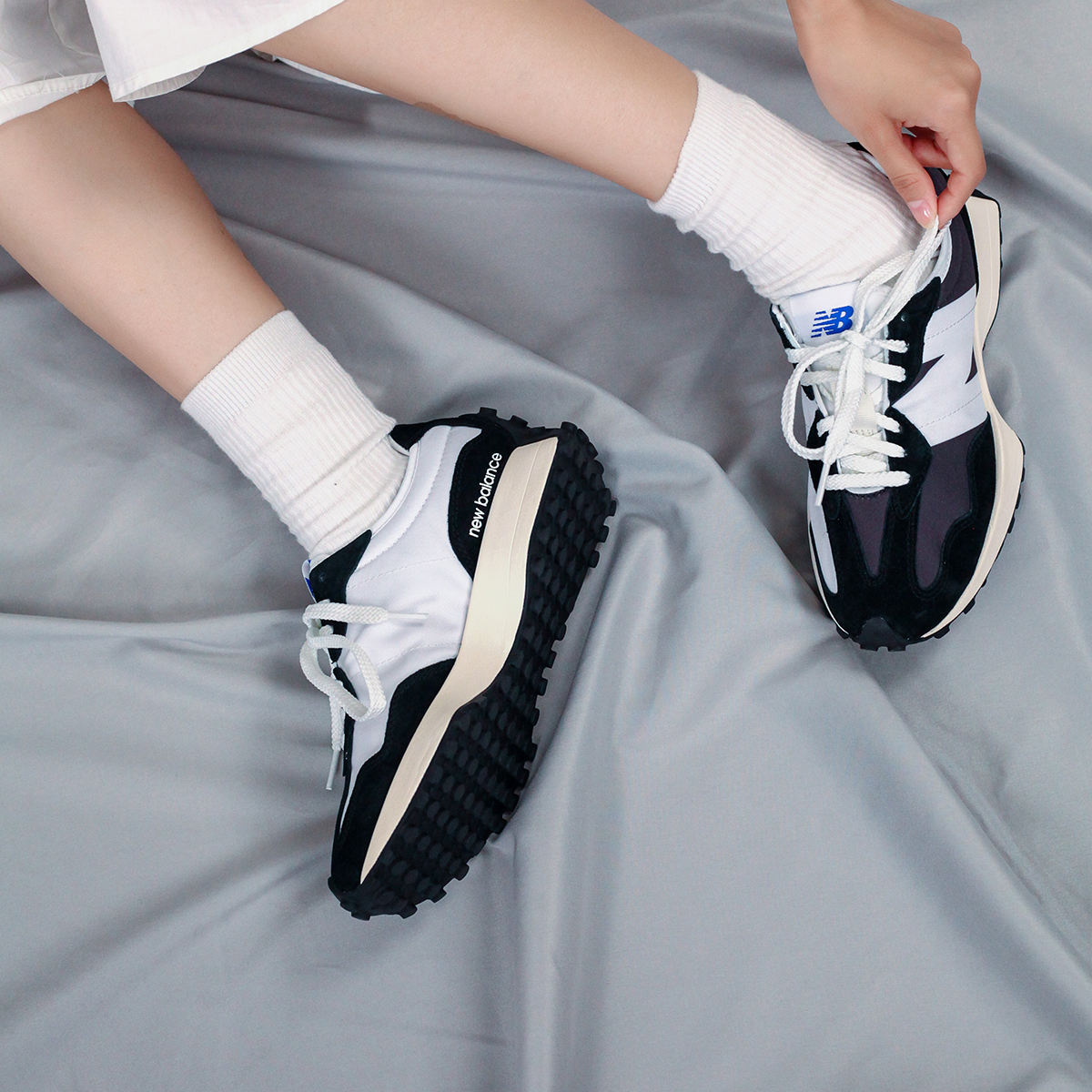 Кроссовки унисекс New Balance 327 Lab Black White, 43 EU