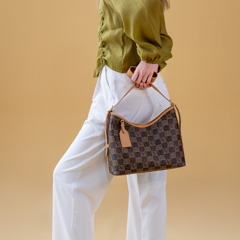 Сумка женская VANESSA HOGAN Monogram Pvc Mom Bag темно-коричневая