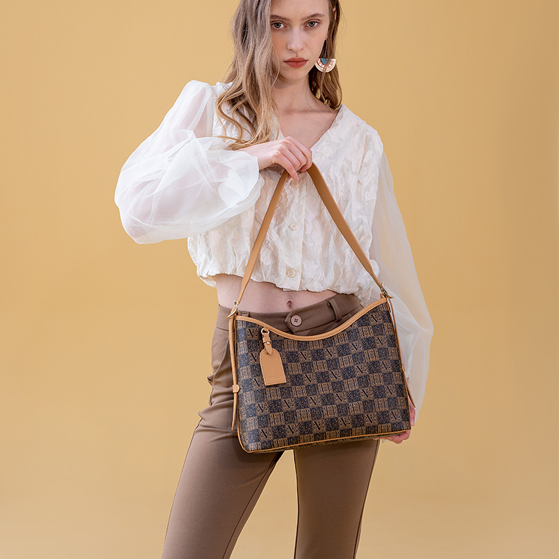 Сумка женская VANESSA HOGAN Monogram Pvc Mom Bag темно-коричневая