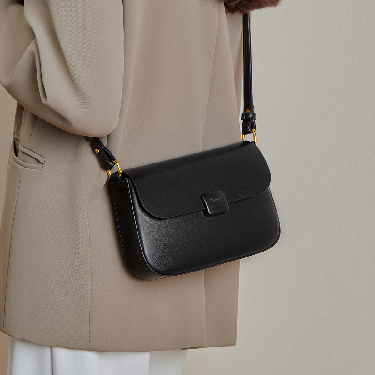 Плечевая сумка женская 15 MINS Tofu Bag черная, Medium EU