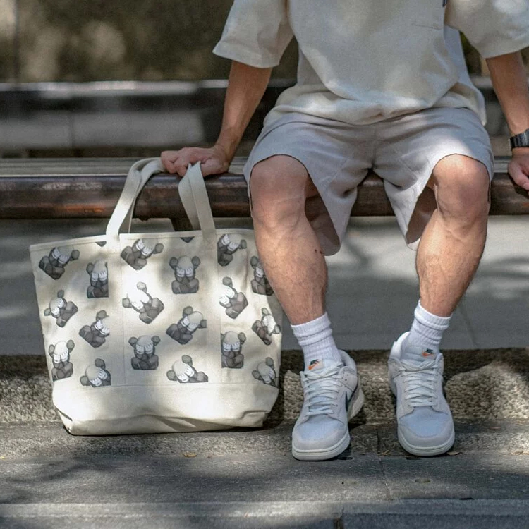 Сумка унисекс UNIQLO Kaws 1789637 слоновая кость