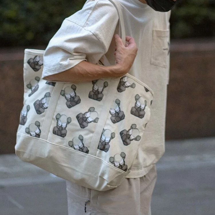 Сумка унисекс UNIQLO Kaws 1789637 слоновая кость