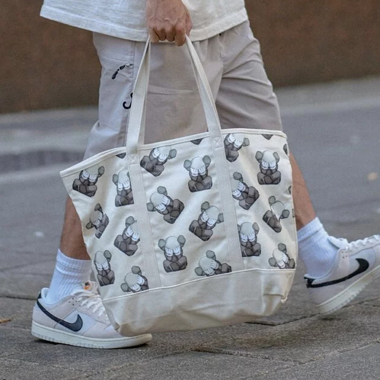 Сумка унисекс UNIQLO Kaws 1789637 слоновая кость