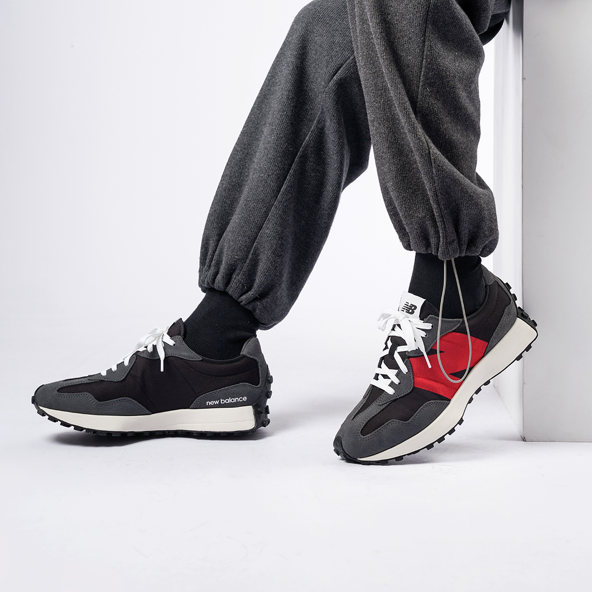 Кроссовки унисекс New Balance 327 черные, красные, 44.5 EU